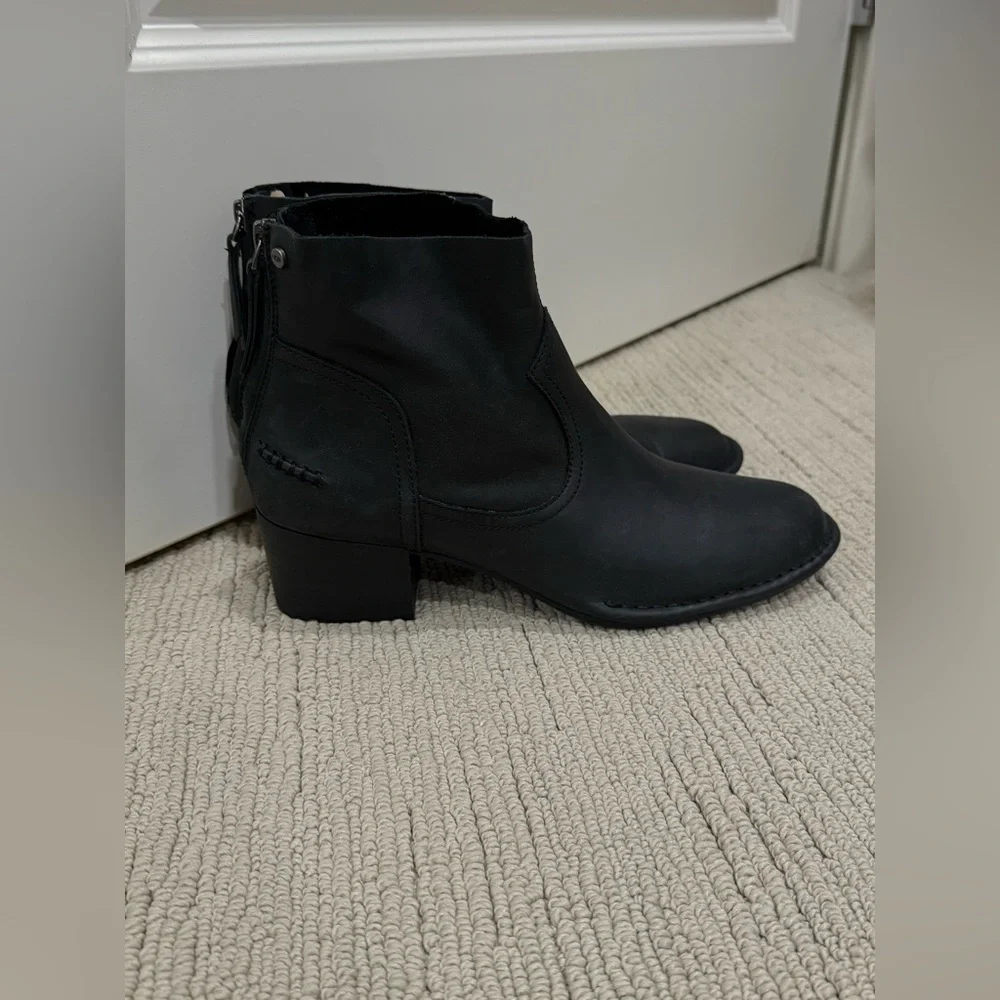 🏷️UGG Women’s Leather Ankle Boot - Picture 2 of 12